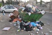 بالصور: الأحياء العربية في مدينة اللد تغرق وسط أكوام النفايات !